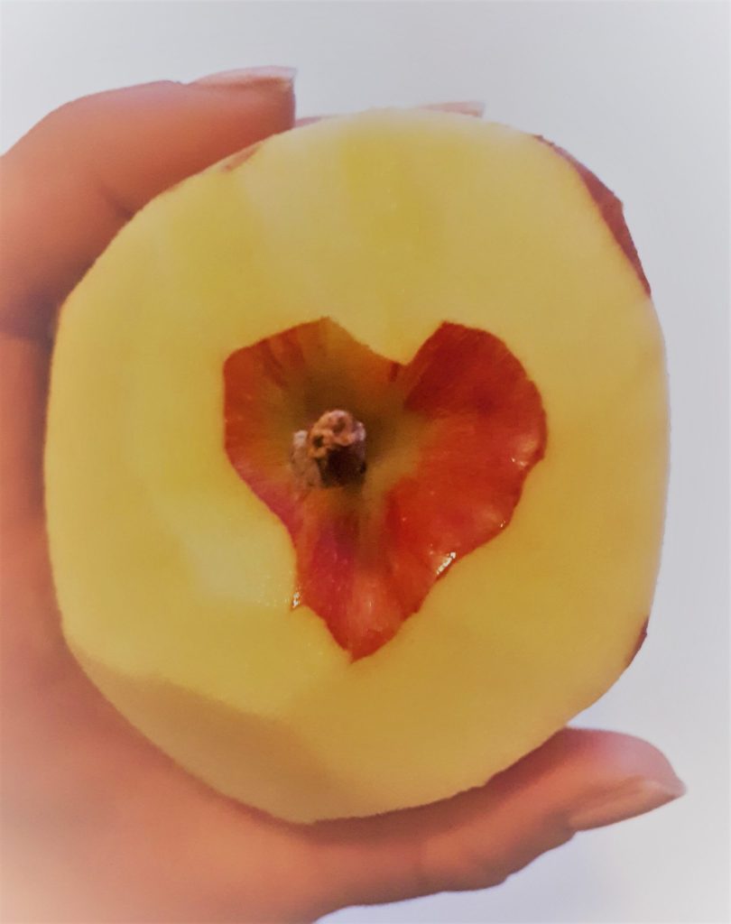 Jabuka s izrezanim srcem u sredini