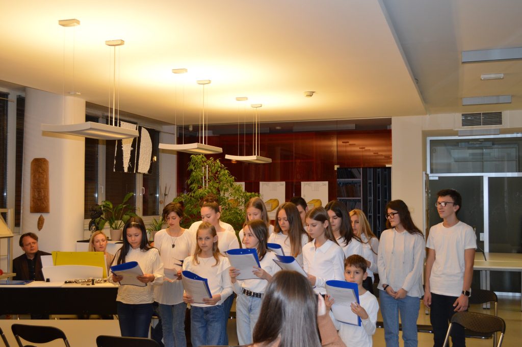 Zbor srednje škole COO "Vinko Bek" i zbor "Marijine zvjezdice"