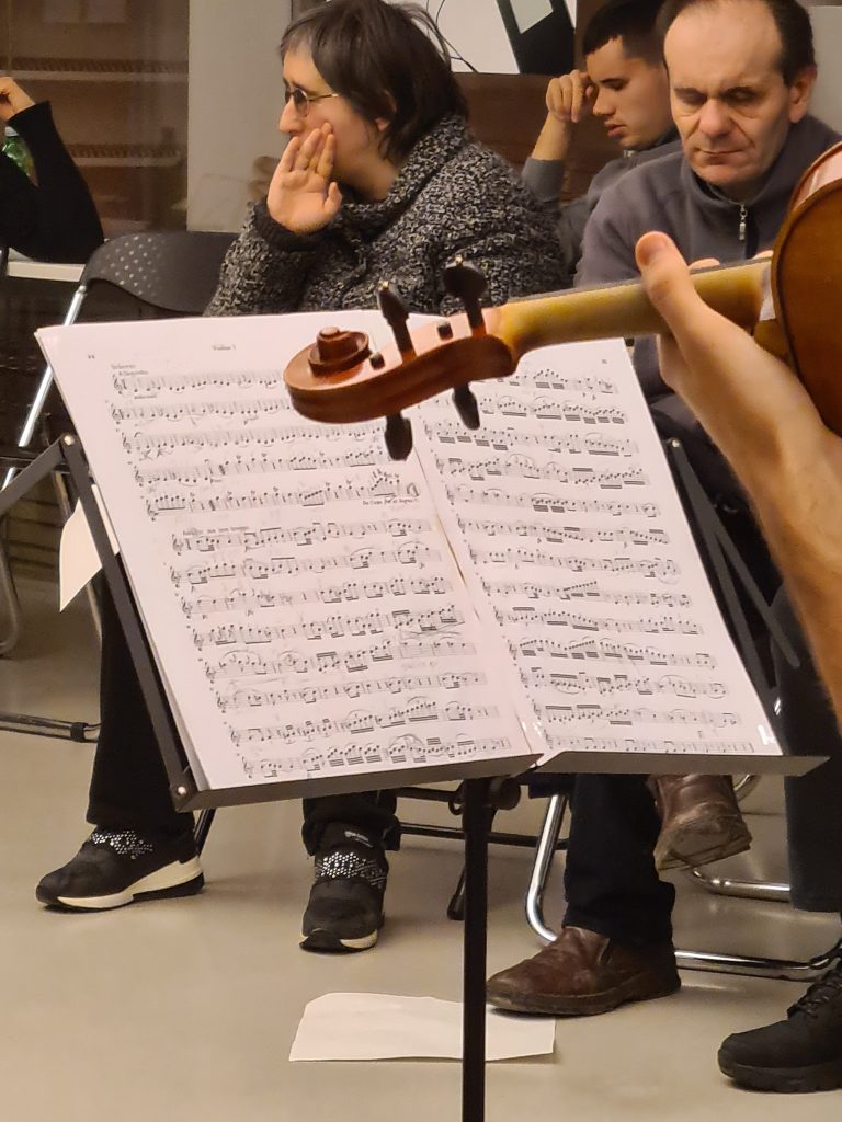 Detalj glazbala, nota i publike.